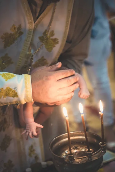 Bir Çocuğun Ortodoks Hıristiyan Ayini Çocuğun Vaftiz Töreni Hıristiyanlık Bir — Stok fotoğraf