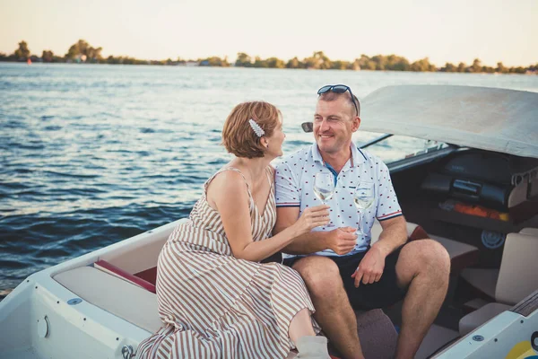 Belo Casal Homem Mulher Bebem Vinho Enquanto Estão Sentados Barco — Fotografia de Stock