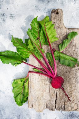 Tahta üzerinde yaprakları olan taze pancar kökü. Sağlıklı yiyecekler. Pancar kökleri. Organik pancar, gri kırsal arka planda pancar. Yeşil yaşam konsepti. Organik yiyecekler.