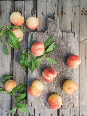 Ahşap bir yüzeyde bir sürü sulu şeftali. Tahtadaki şeftali meyveleri. Yeşil yaşam konsepti. Organik yiyecekler.