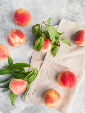 Gri arka planda birkaç olgun şeftali. Tahtadaki şeftali meyveleri. Yeşil yaşam konsepti. Organik yiyecekler.