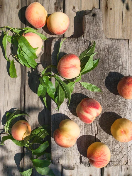 Verschillende Rijpe Perziken Een Houten Ondergrond Perzikvruchten Het Houten Bord — Stockfoto