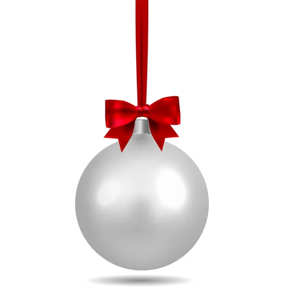 Серебряный рождественский шар с лентой и луком и снежинкой изолированы на белом фоне. Шаблон матового реалистичного рождественского шара. Запасы элемента рождественские украшения. Изолированный объект. Вектор . — стоковый вектор