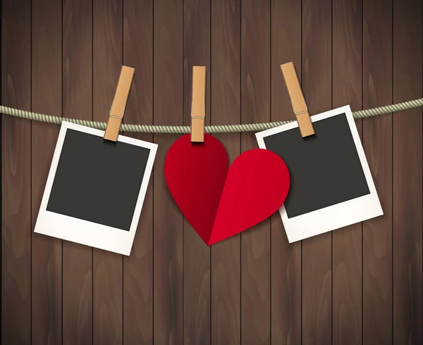 Dos marcos de fotos y corazón para el día de San Valentín colgando de una cuerda en el fondo de madera. Ilustración vectorial. EPS 10 . — Vector de stock