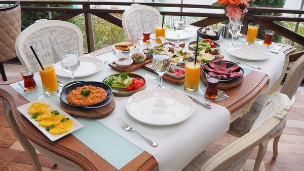 güzel bir masaya Servis Kahvaltı