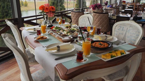 güzel bir masaya Servis Kahvaltı