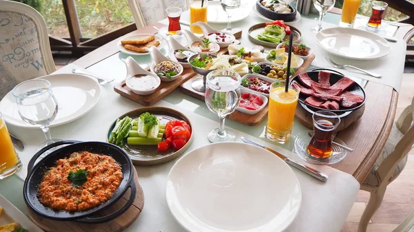 masanın üzerinde büyük kahvaltı