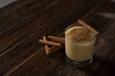 Ahşap arka planda boza ve tarçın