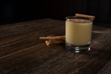 Ahşap arka planda boza ve tarçın