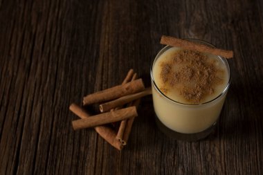 Ahşap arka planda boza ve tarçın