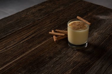 Ahşap arka planda boza ve tarçın