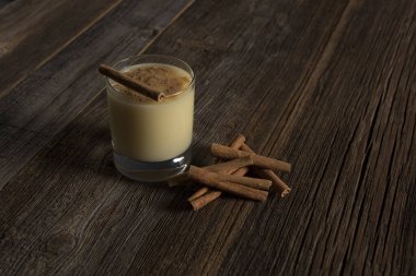 Ahşap arka planda boza ve tarçın