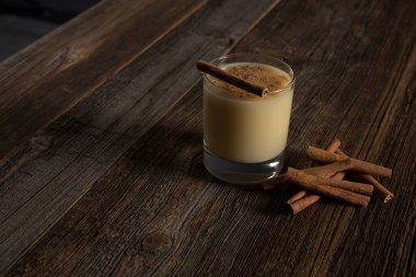 Ahşap arka planda boza ve tarçın