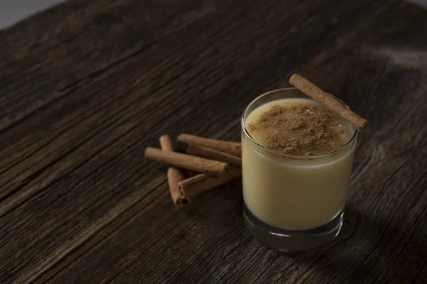 Ahşap arka planda boza ve tarçın