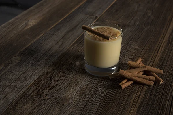 Ahşap arka planda boza ve tarçın