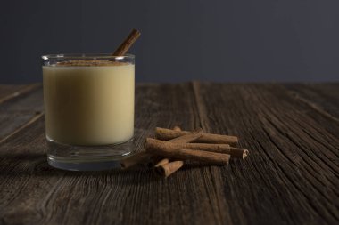 Ahşap arka planda boza ve tarçın