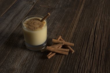 Ahşap arka planda boza ve tarçın