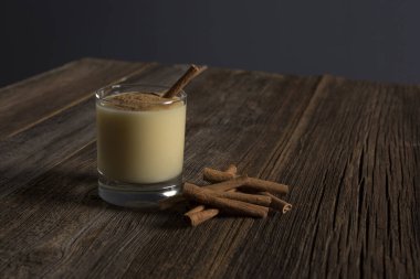 Ahşap arka planda boza ve tarçın