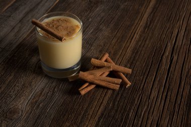 Ahşap arka planda boza ve tarçın