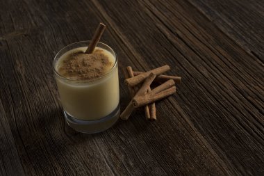 Ahşap arka planda boza ve tarçın