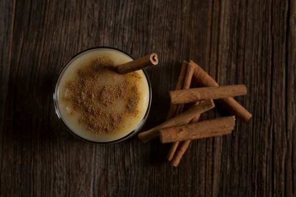 Ahşap arka planda boza ve tarçın