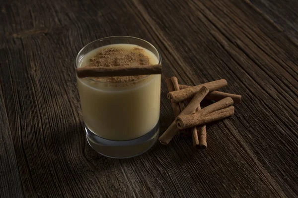 Ahşap arka planda boza ve tarçın