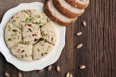 Fıstıklı Türk helvası, stüdyo fotoğrafı.