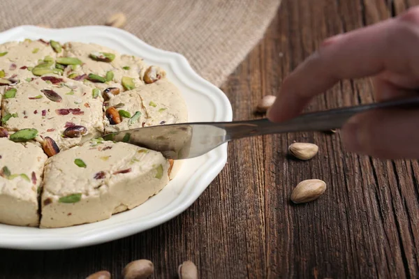 Fıstıklı Türk helvası, stüdyo fotoğrafı.