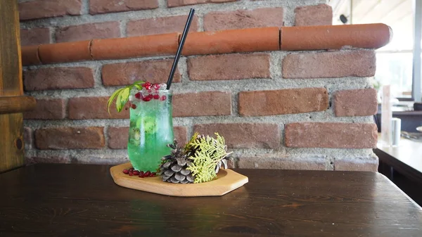 yeşil kokteyl, kivi ve nar.