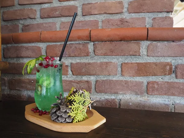 yeşil kokteyl, kivi ve nar.