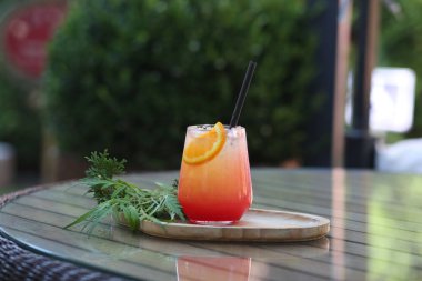 Kafedeki ahşap masada bir bardak kokteyl.