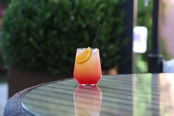 Kafedeki ahşap masada bir bardak kokteyl.