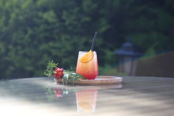 Kafedeki ahşap masada bir bardak kokteyl.