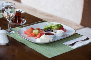 Kafedeki ahşap masada bir bardak kokteyl.