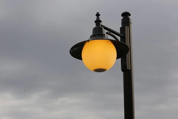 Gökyüzü arka planında sokak lambası