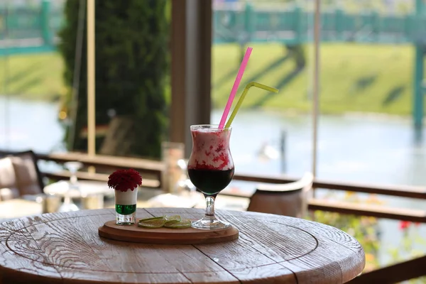 Masadaki kırmızı kokteyl.