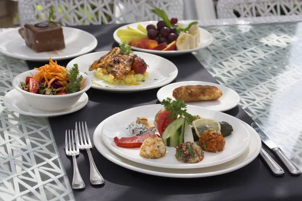 beyaz et ve çeşitli yiyecekler