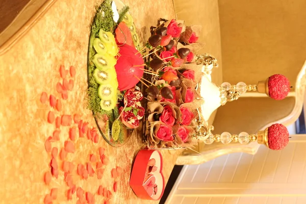 Masada güller ve meyveler