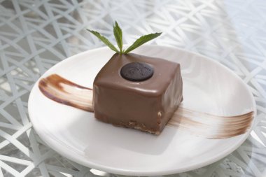 siyah kumaşlı çikolatalı kek sunumu