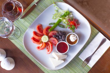 Kahvaltı tabağı çayın yanında.