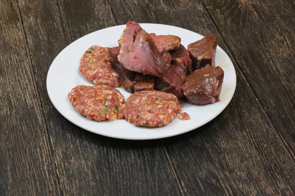 Pişirmeye hazır, kırmızı et.