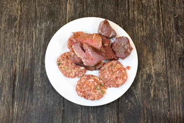 Pişirmeye hazır, kırmızı et.