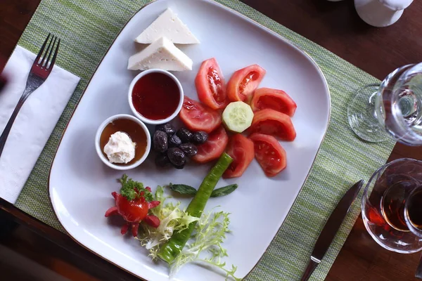 Kahvaltı tabağı çayın yanında.