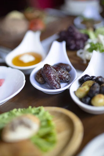 Kahvaltını beyaz tabakta servis et.