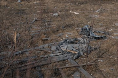 Sivillerin bombalanması. Patlama krateri ve roket enkazı sonra. Ukrayna 'da savaş. Özel bir ev. Askeri saldırı..