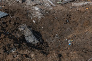 Sivillerin bombalanması. Patlama krateri ve roket enkazı sonra. Ukrayna 'da savaş. Özel bir ev. Askeri saldırı..