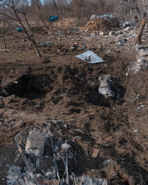 Sivillerin bombalanması. Patlama krateri ve roket enkazı sonra. Ukrayna 'da savaş. Özel bir ev. Askeri saldırı..
