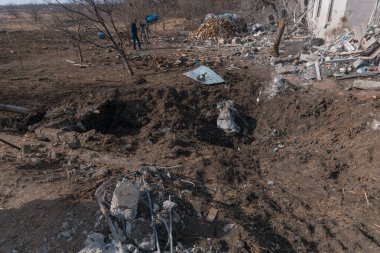 Sivillerin bombalanması. Patlama krateri ve roket enkazı sonra. Ukrayna 'da savaş. Özel bir ev. Askeri saldırı..