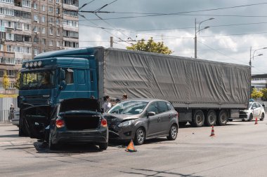 Otoyolda bir araba çarpıştı. Ciddi bir kaza. Yoldaki trafik kazaları. Trafik sıkışık. Yolda sigorta olayı