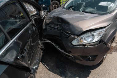 Otoyolda bir araba çarpıştı. Ciddi bir kaza. Yoldaki trafik kazaları. Trafik sıkışık. Yolda sigorta olayı
